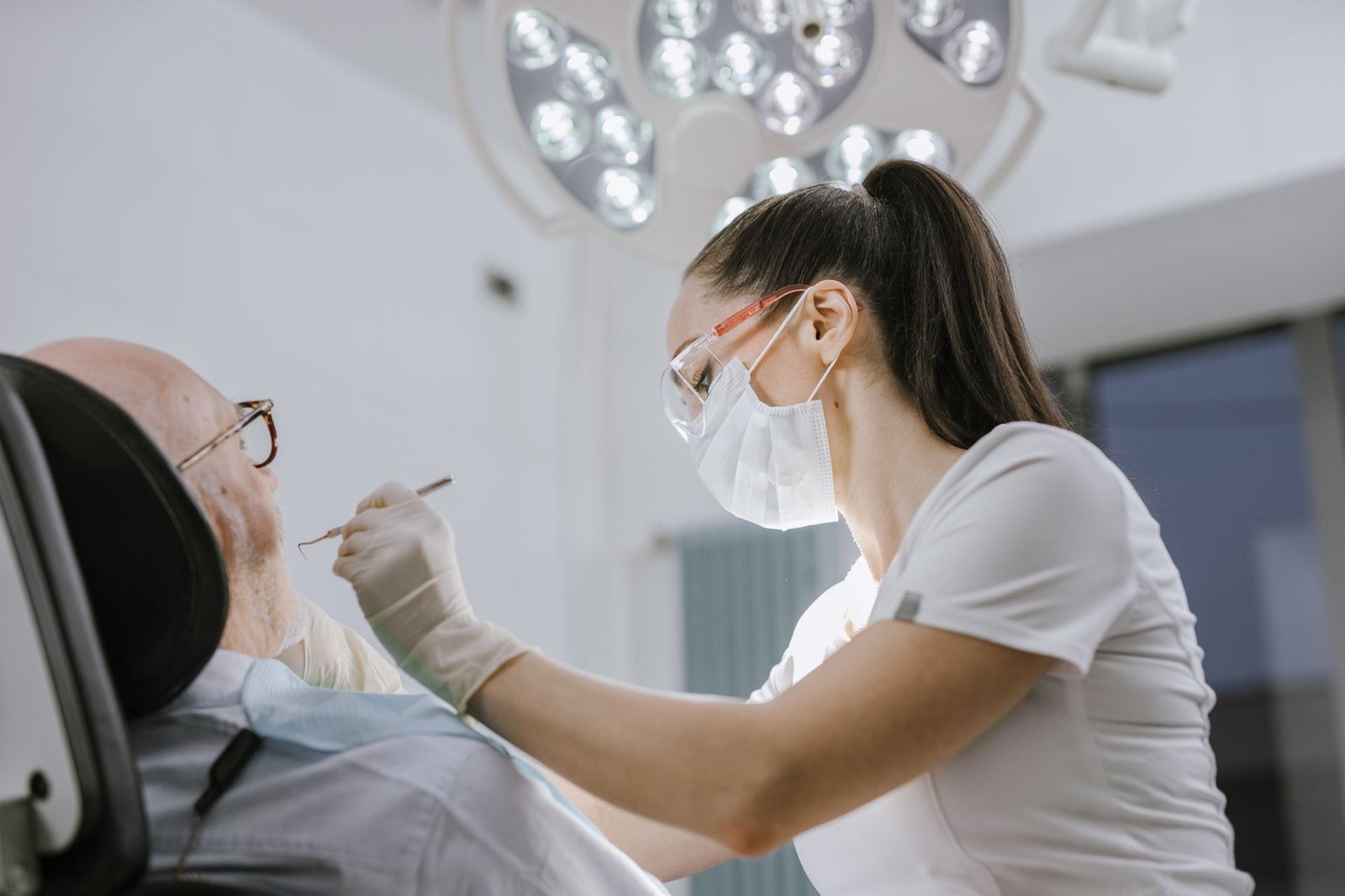 Dentiste prenant soin d’un patient
